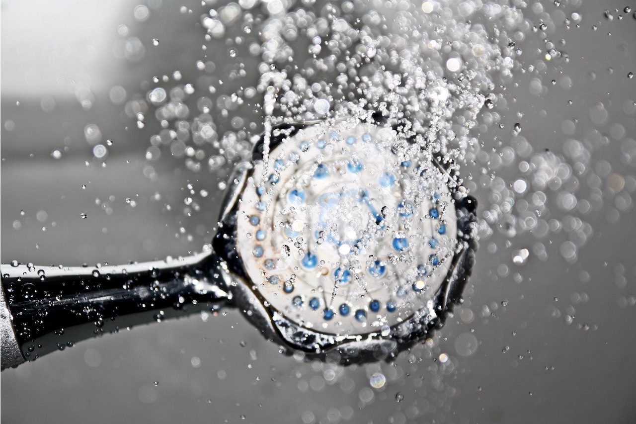 1 pomme de douche haute pression à économie d'eau avec 5 modes réglables –  Économisez de l'eau et profitez d'une expérience de bain optimale.  Accessoires de salle de bain, pomme de douche 